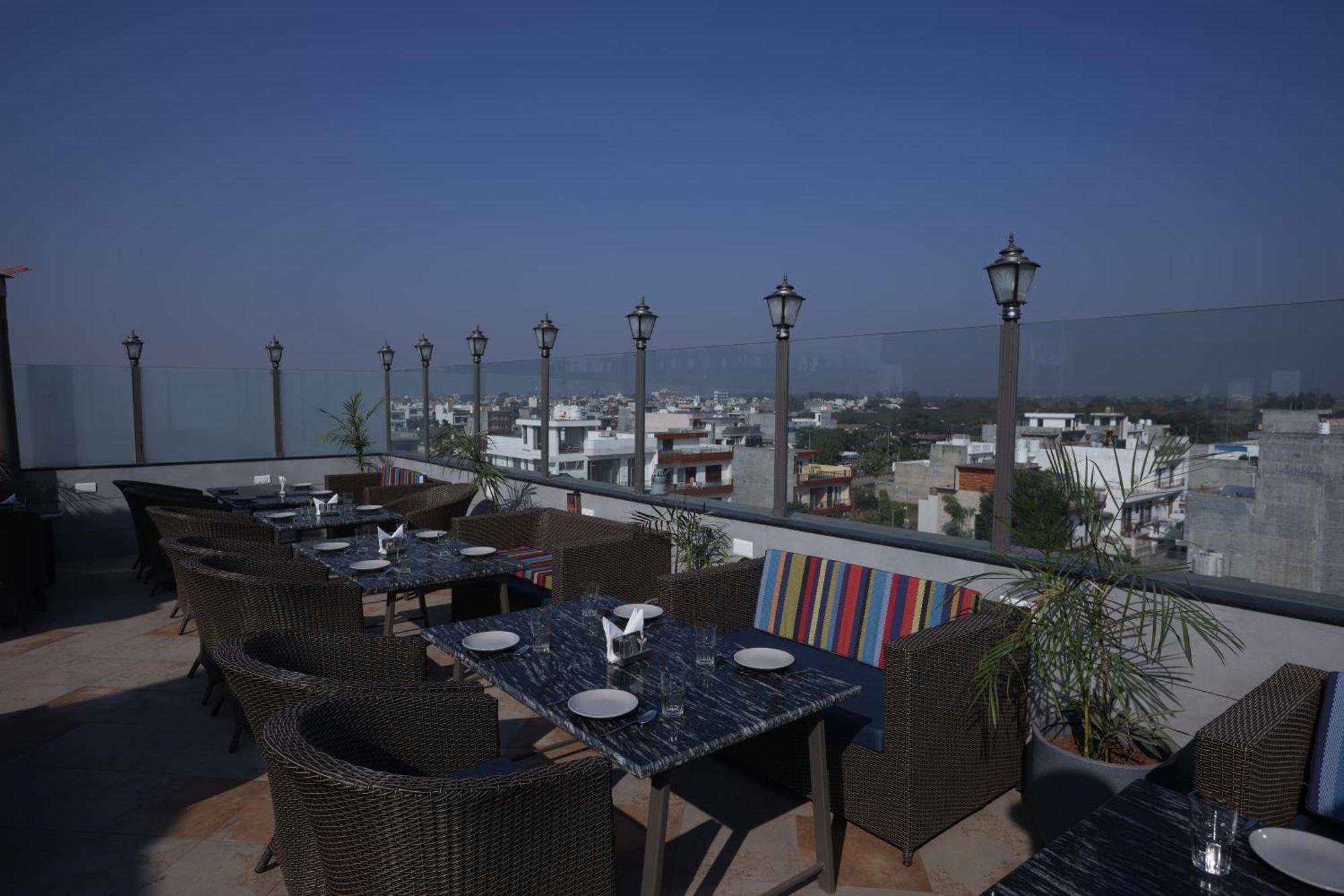 Hiraya Hotels Mohali Kültér fotó
